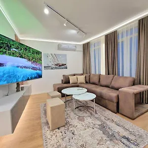 Luxury Apartment. 75 Inches Tv Apartment